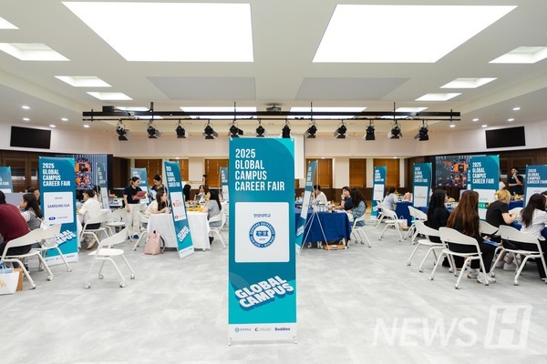 ▲ Overview of the 3rd floor of the Student Union Building, the main venue of the fair, bustling with students eager to meet company representatives. ⓒ Media Strategy Office 