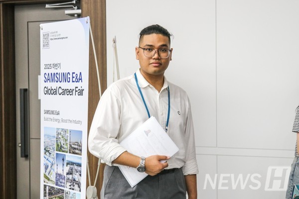 ▲ An international student poses with application documents in hand.