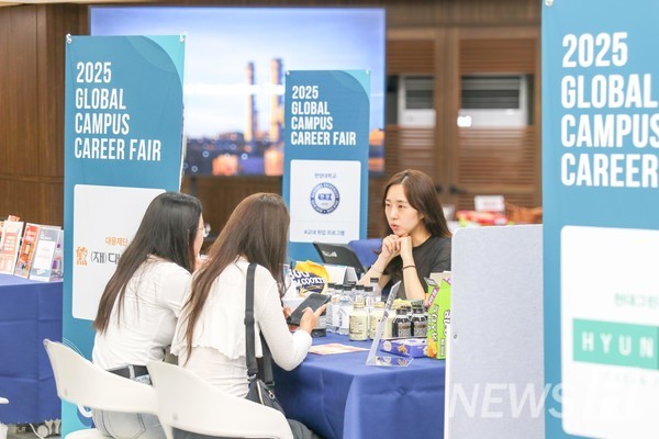 ▲ A Daewoong Foundation representative engages in conversation with students.