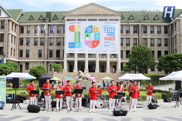 ▲ 사자상 앞에서 진행된 ROTC 공연. 등굣길에 노래와 악기 연주로 즐거움을 더했다.