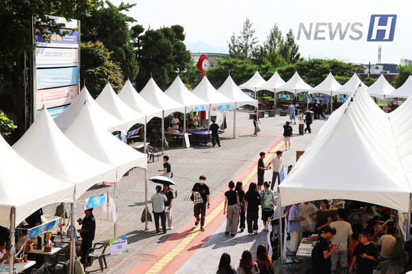▲ 학생회관에서 내려다본 동아리 박람회 부스. 이곳저곳을 기웃거리는 발걸음이 끊이지 않는다.