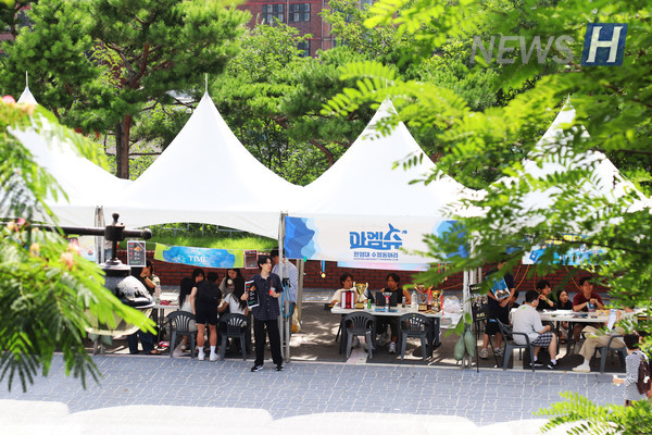 ▲ 158계단에서 내려다본 동아리 박람회 부스. 다양한 부스들이 캠퍼스에 활기를 더했다.