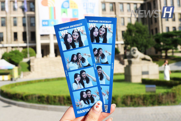 ▲ 총학생회가 준비한 개강 네컷. 여러 학생들이 사진을 찍으며 개강을 즐겼다.