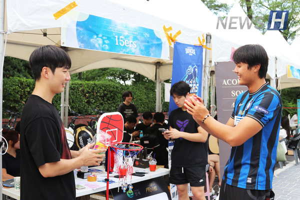▲ 미니 농구 체험 부스를 마련한 농구 동아리 '15ers'