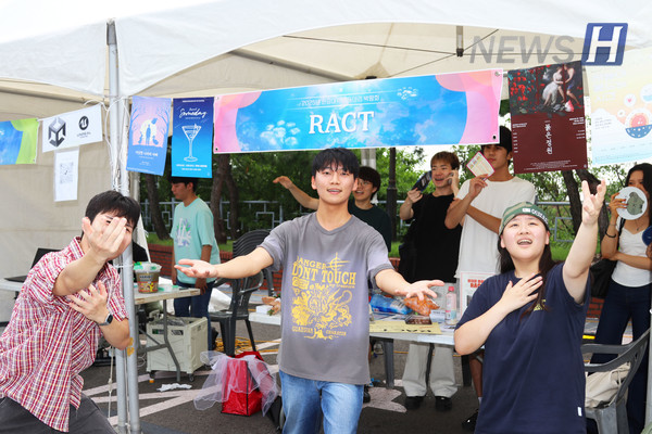 ▲ 뮤지컬 동아리 'RACT'가 학생들의 시선을 끌고 있다.