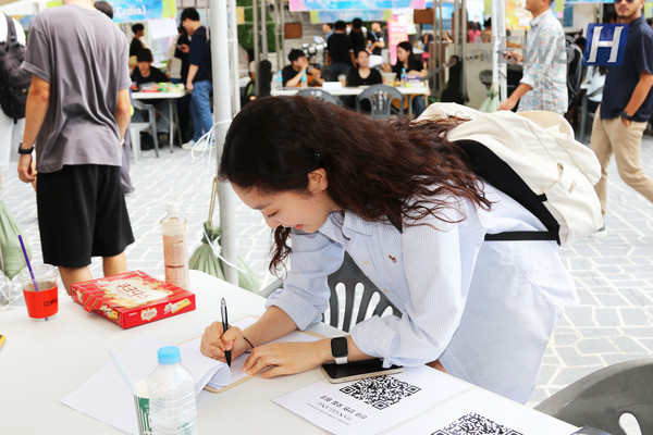 ▲ 한 학생이 동아리 입부 서류를 작성하고 있다.