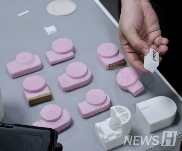 ▲ Son's team, inspired by their own hospital experience and coffee straws, designed an innovative product to address the often-overlooked issue of blood reflux in IV drips. © Reporter Kim Min-ju