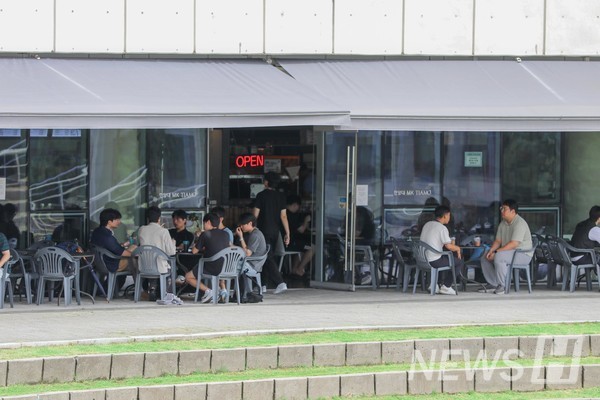 ▲ Students relax at the Amphitheater café after their morning classes. 