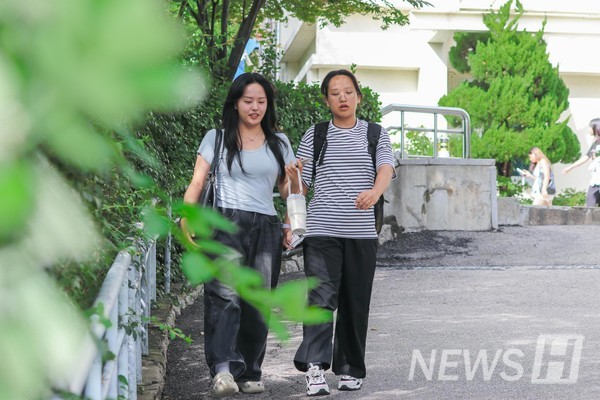 ▲ Students stroll together, chatting as they go. 