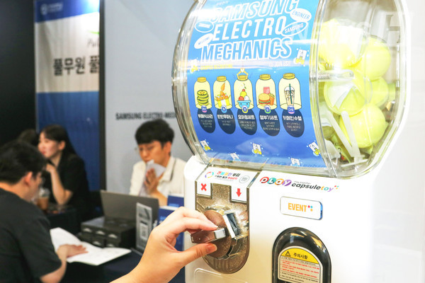 ▲ Besides recruitment counseling, a grab-draw event was held at one of the counseling booths.