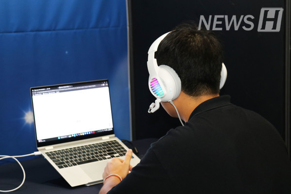 ▲ A student participates in the experiential AI interview program.