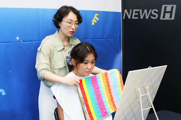 ▲ Personal color diagnosis booth set up at the Job Fair venue. 