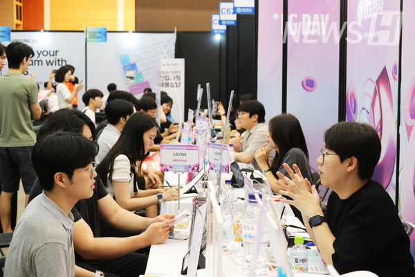 ▲ Students consulting with HR representatives at company booths gave out practical advice for employment preparation.