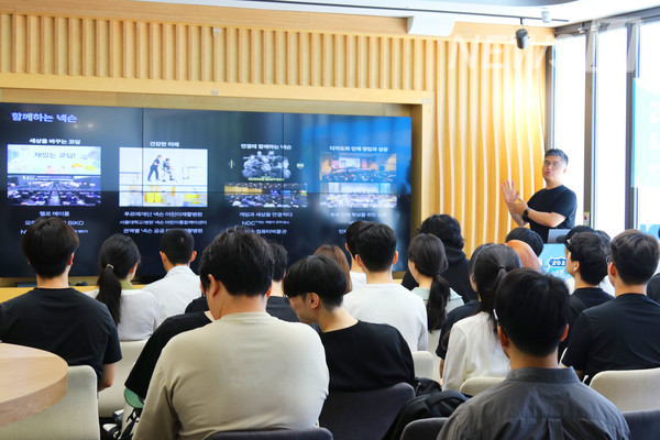 ▲ A Nexon staff member explains recruitment processes and job duties to students.