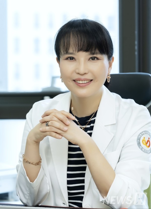 ▲ 김희진 의학과 교수는 한양대병원 신경과의로 퇴행성 뇌 질환 환자를 진료하고 있다. 그는 두뇌 건강을 위한 비약물적 중재 방법에 대해 꾸준히 연구해왔다. ⓒ 김희진 교수 ▲ Professor Kim Hee-jin, a neurologist at Hanyang University Hospital, treats patients with degenerative brain diseases and researches non-pharmacological interventions for brain health. © Kim Hee-jin