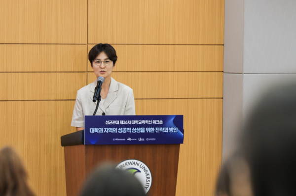 모먼트 토토사이트학교 글로벌사회혁신팀 김은정 팀장이 성균관대학교 제26차 대학교육혁신 워크숍에서 발제하고 있다. (사진출처=성균관대학교)