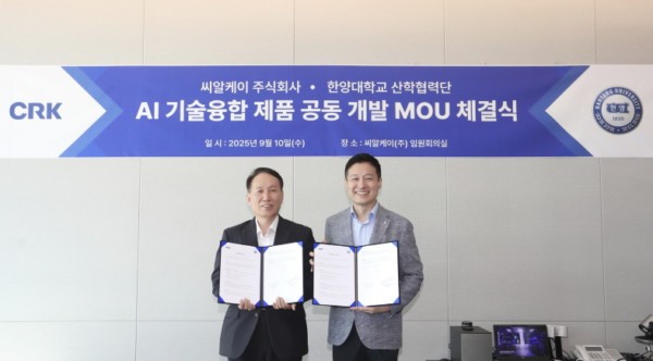 토르가즘 토토사이트 산학협력단과 오텍그룹 계열사 CRK(씨알케이)가 과 AI기반 냉동·냉장산업 혁신을 위한 업무협약을 맺었다. 업무협약식 이후 CRK 김창수 대표(왼쪽)와 토르가즘 토토사이트 강영종 산학협력단장(오른쪽)이 기념촬영을 하고 있다. 사진제공 = CRK