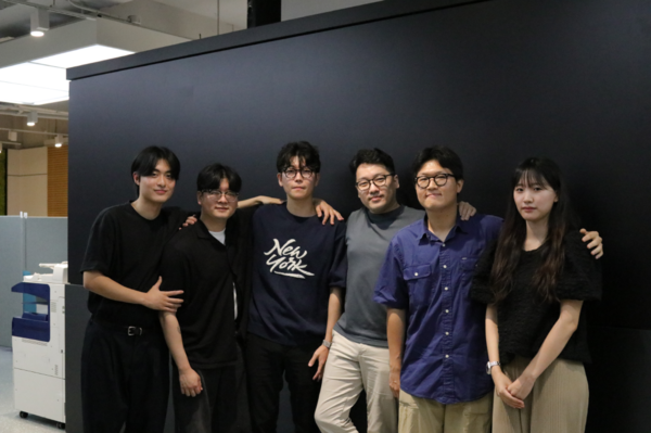 (Group photo from left to right: Park Jun-ho, Hwang Seung-hyeop, Son Min-hyung, Professor Choi Jong-woo, Choi Yoo-min, Bae So-young)