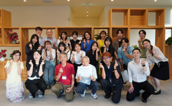 The Hanyang University delegation participating in the Korea-Japan Living Lab Exchange is posing for a commemorative photo with Osaka University officials, Sakishima community residents, and students. 