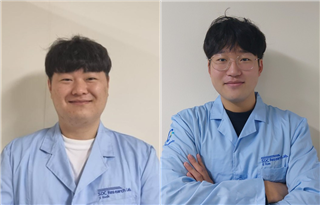 (From left) Doctoral students Choi Wang-myung, Han Young-min 