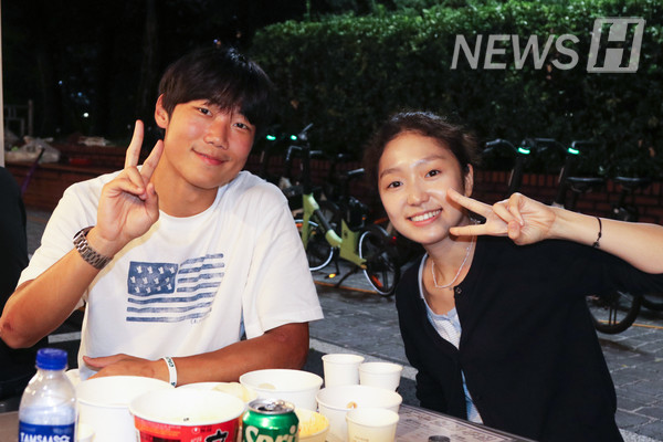▲ 음식과 함께 부스를 즐기는 학생들의 모습. 축제의 새로운 즐거움을 찾고 싶다면, 다음 애한제에는 푸드트럭과 야간 주점을 방문해 보는 건 어떨까?