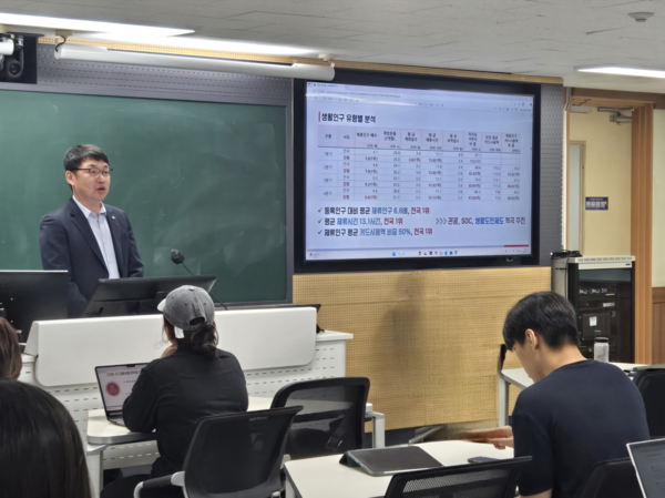 ▲ 과학기술학의 새로운 지평’ 수업에서 강원특별자치도청 김주용 지역소멸대응과 국장이 강원특별자치도의 인구정책 현황과 과제’를 주제로 특강을 진행하고 있다. ⓒ 창의융합교육원