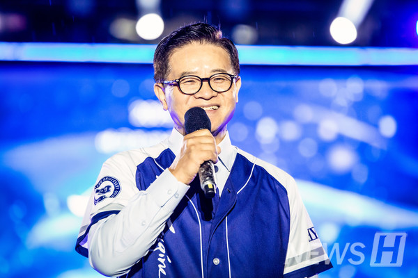 ▲ 이 총장이 "총장네컷을 가장 많이 찍은 주인공에게 가방을 선물할 것"이라며 주인공을 찾고 있다.