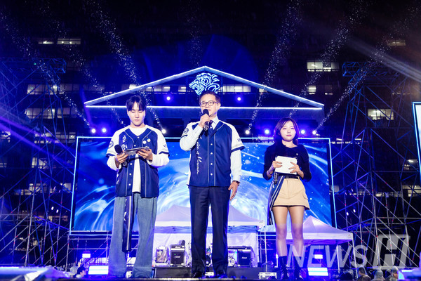 ▲ 이기정 총장이 축사와 함께 깜짝 이벤트를 진행하고 있다.