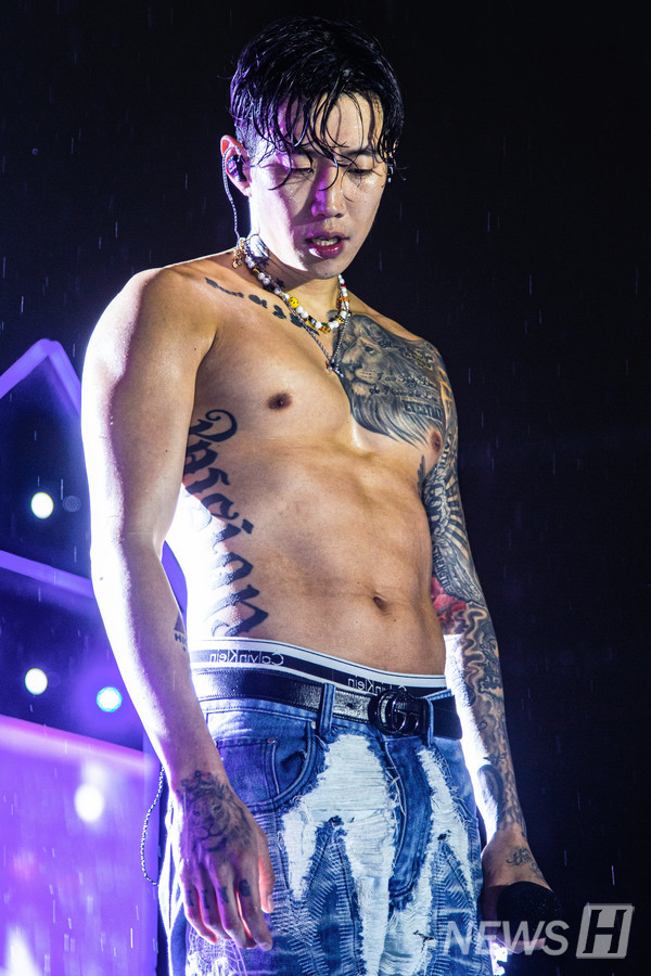 ▲ 비가 잠시 소강상태로 접어들었다. 박재범도 잠시 숨을 고르고 있다.
