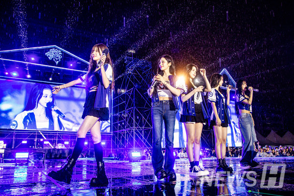 ▲ 첫 곡을 부르기 전 각자의 위치로 이동하는 그룹 프로미스나인.
