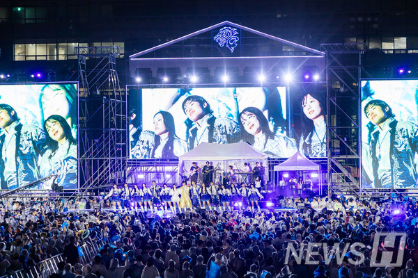 ▲ 응원단 루터스가 무대에 올라 관객과 하나 되는 공연을 펼치고 있다.