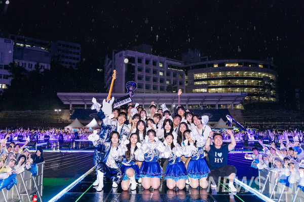 ▲ 무대를 가득 채운 루터스와 학생들이 함께 기념사진을 찍으며 축제의 대미를 장식했다.