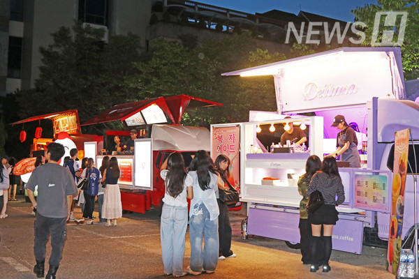 ▲ Students enjoying the festival at the 토토사이트 승인전화x trucks after their late afternoon classes. 