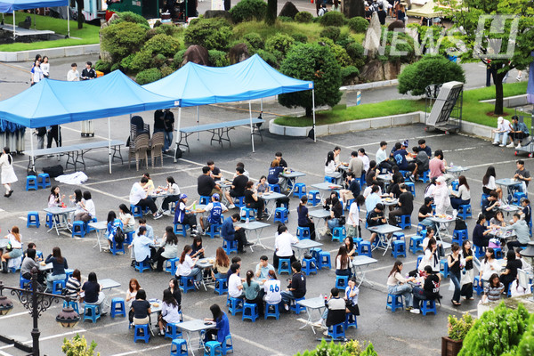 ▲ 토토사이트 승인전화x trucks operated from 9 a.m. to 11 p.m. over three days. The dining zone in front of the Materials Science and Engineering Building was packed with students. 