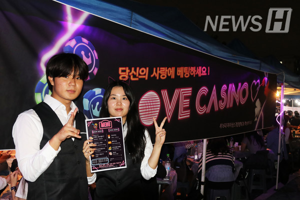 ▲ Night booths operated from 6 p.m. to midnight, with distinct booth styles from each department and club drawing student attention. 