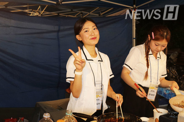 ▲ Students operating booths smiled joyfully. 