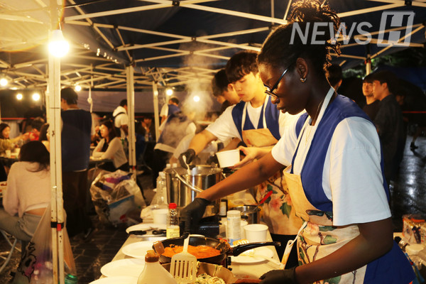 ▲ The Korean traditional percussion and dance, Pungmul club ‘Aeguk Hanyang Pungmul Band’ operated the ‘Pungyeon Joomak’ booth. Students dressed in traditional costumes prepared 토토사이트 승인전화x fitting the band's atmosphere.
