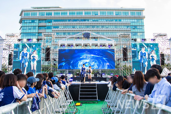 ▲ Hosts announce the start of the club performances. 