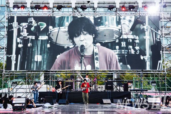 ▲ Band club ‘Sori Gaebyeok(SRGB)’ performs to a powerful bass. 
