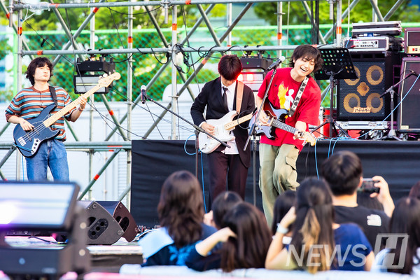 ▲ Unique electric guitars express individual character. 