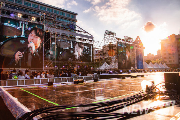 ▲ The club stage is in full swing as the autumn sun sets. 