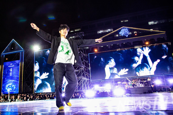 ▲ The vocalist encourages audience participation. The club stage featured ‘SRGB’, ‘Rock the Bohemian’, and ‘Galdae-piri’.  