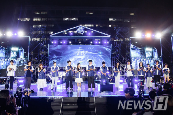 ▲ Before the headliner artist shows, the executives of the festival planning team greets the crowd from the stage. 