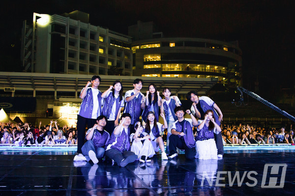 ▲ The team pose for a group photo with the crowd as backdrop. The committee co-hosted the festival with the student council. 