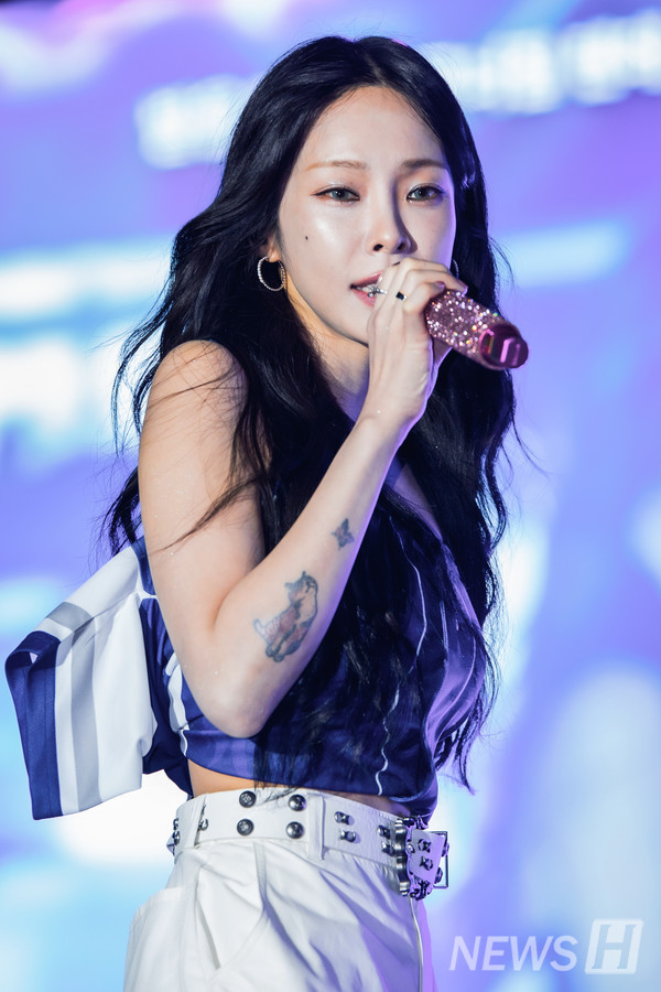 ▲ Singer Heize performs her songs. 