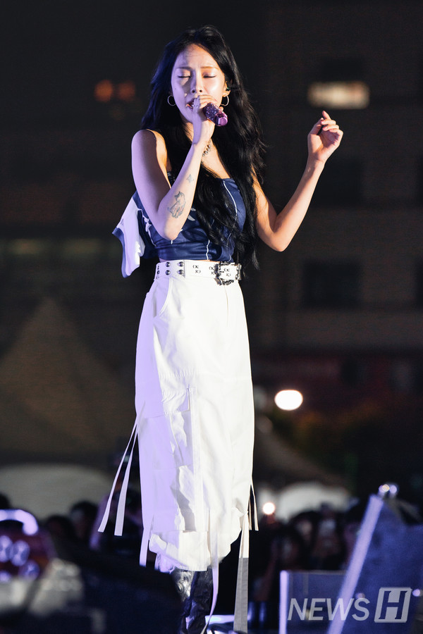 ▲ Eyes closed, Heize is absorbed in her music. 