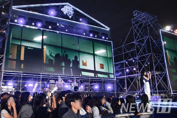 ▲ Audiences are shown on the big screen. Heize greets her fans on the screen. 