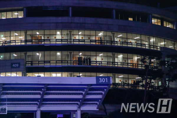▲ Attendees wave back from the law building. 