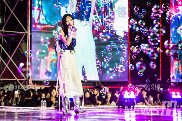 ▲ Heize gives off a dreamy, romantic atmosphere. 