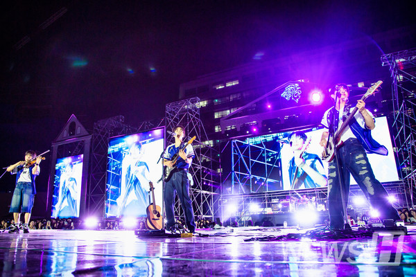 ▲ Next, band LUCY performs with violin sounds blending with guitar and bass. 